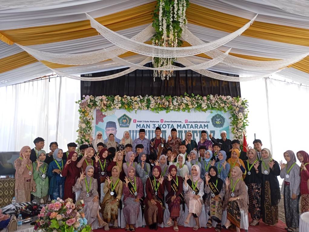 WISUDA TAHFIZ: Puluhan siswa kelas XII MAN 3 Mataram yang mengikuti wisuda tahfiz berfoto bersama kepala madrasah, guru, dan tamu undangan yang hadir di madrasah setempat, Sabtu (12/4).