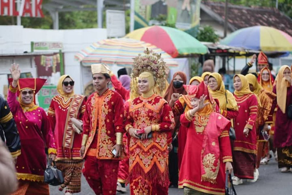 TAMPILKAN PAKAIAN ADAT: Peserta pawai budaya Muna Pa