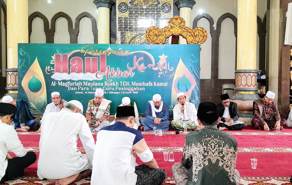 KHIDMAT: Wakil Wali Kota Mataram TGH Mujiburrahman saat menghadiri acara haul akbar ke-10 Almagfurullah Maulana Syekh TGH Musthafa Kamal di Pesinggahan, Sekarbela, Kota Mataram, Ming