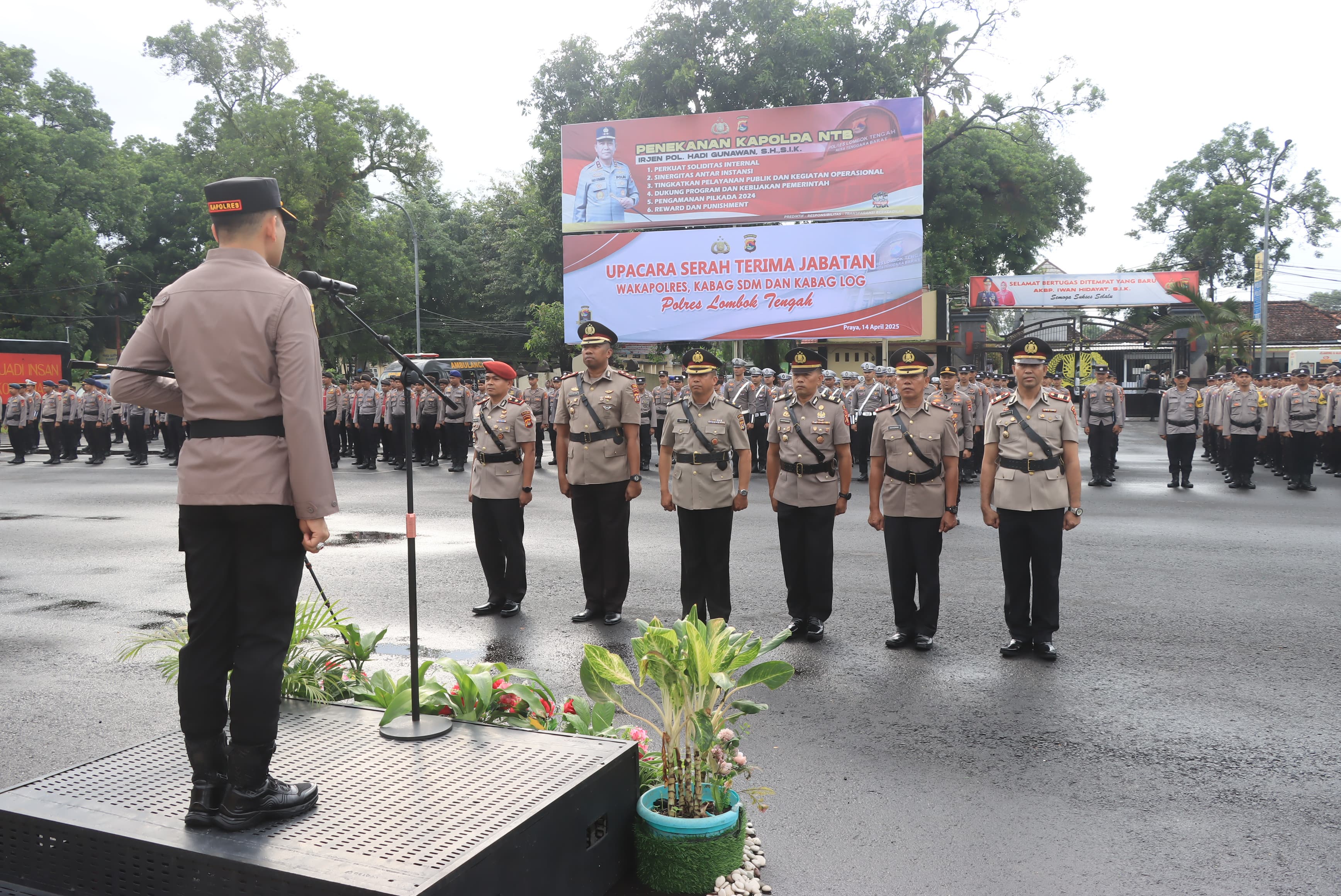 Kapolres Loteng AKBP Eko Yusmiarto gelar sertijab Wakapolres, Kabag SDM dan Kabag Logistik dari yang lama ke baru di mapolres setempat, Senin (14/4).
