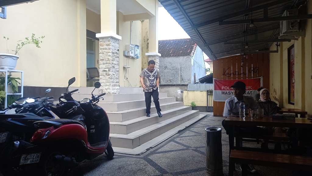 DIPERIKSA: Ahli pidana Syamsul Hidayat keluar dari ruang penyidik Unit Tipikor Satreskrim Polresta Mataram usai memberikan keterangan keahliannya sebagai ahli pidana, Selasa (14/4)