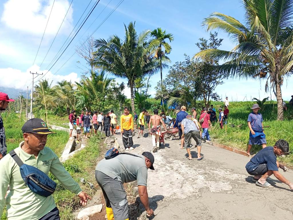 AKSES PARIWISATA: Warga Desa Bayan gotong royong memperbaiki jalan desa yang rusak.