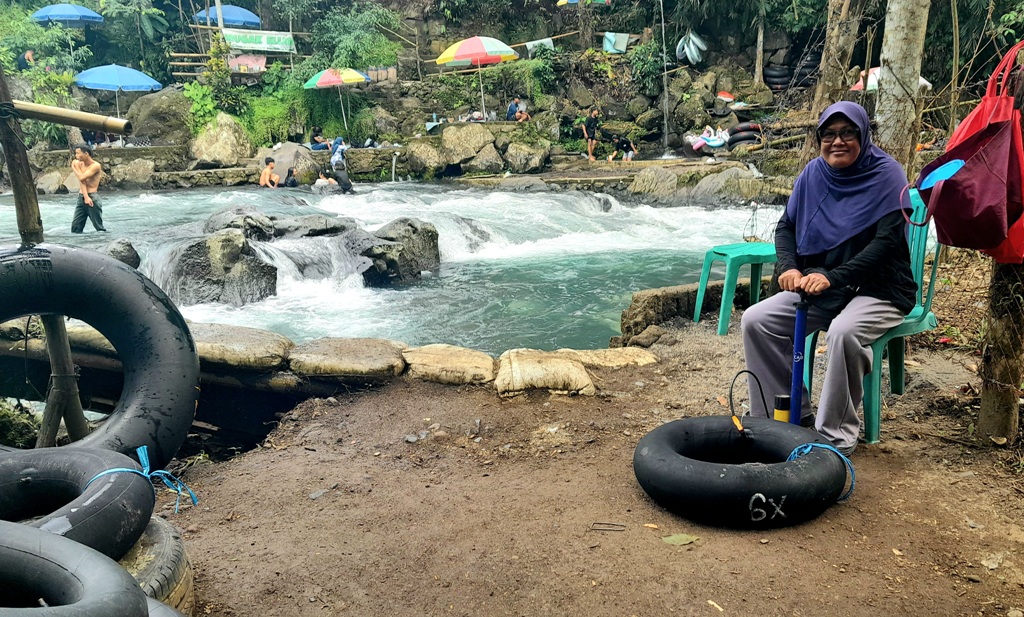 WISATA SUNGAI: Sungai Bawak Are Desa Sesaot, Lombok Barat menjadi salah satu destinasi wisata yang kini ramai dikunjungi karena disebutu mirip Sungai Aaare Swiss.