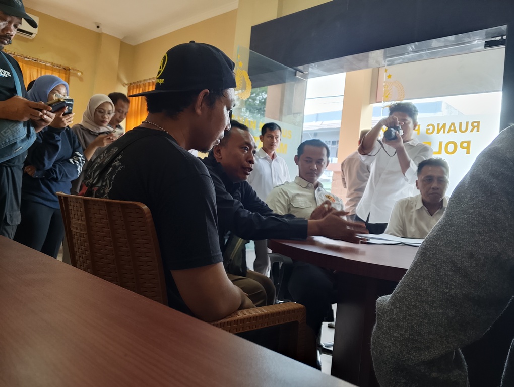 BERIKAN PENJELASAN: Kasatreskrim Polresta Mataram AKP Regi Halili bersama Ketua LPA Kota Mataram Joko Jumadi memberikan penjelasan kepada keluarga korban yang anaknya diduga dicabuli.