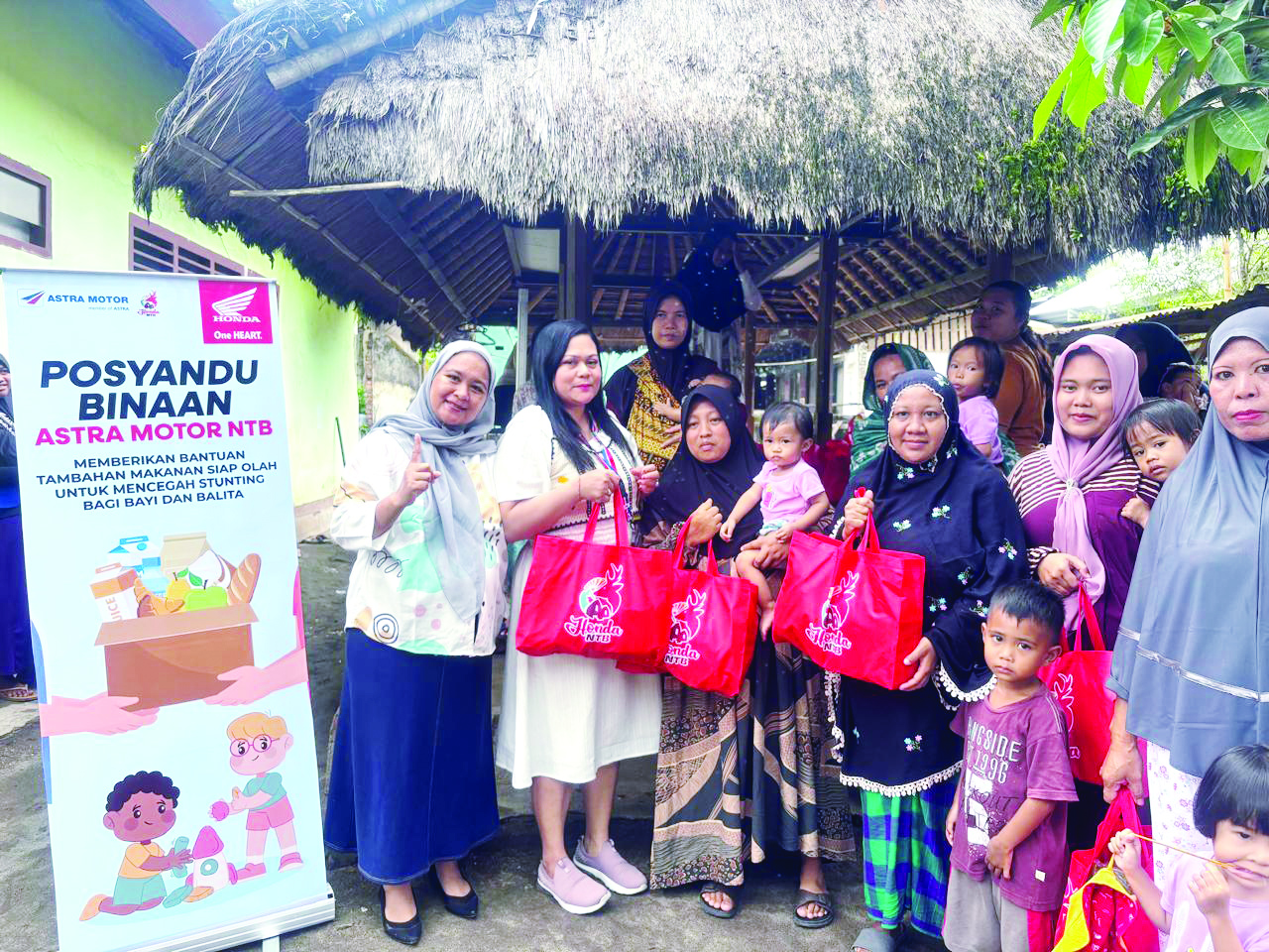 PEDULI MASYARAKAT: Astra Group saat memberikan bantuan makanan tambahan di salah satu posyandu binaannya. (Honda for Lombok Post)