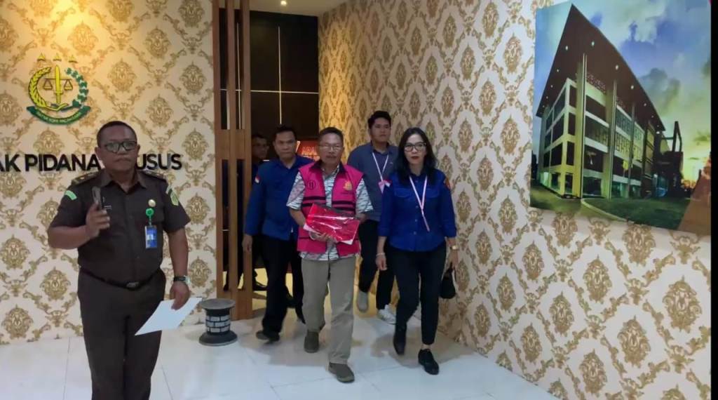 SUDAH DITAHAN: Mantan Sekda NTB Rosiady Sayuti diborgol jaksa usai ditetapkan sebagai tersangka, beberapa waktu lalu.&nbsp;