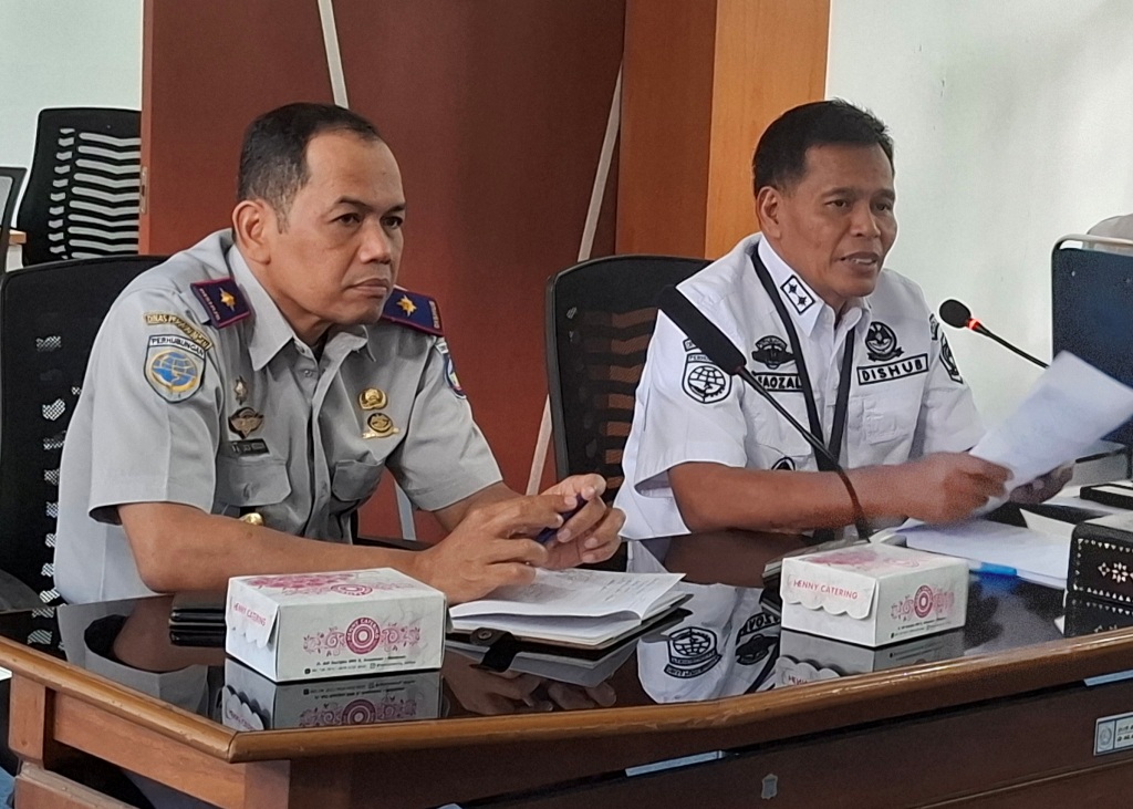 BAHAS PJU: Kadishub NTB Lalu Mohammad Faozal (kanan) bersama Kadishub Loteng Lalu Herdan (kiri) membahas persoalan lampu jalan di Forum Lalu Lintas dan Angkutan Jalan (LLAJ), Senin (