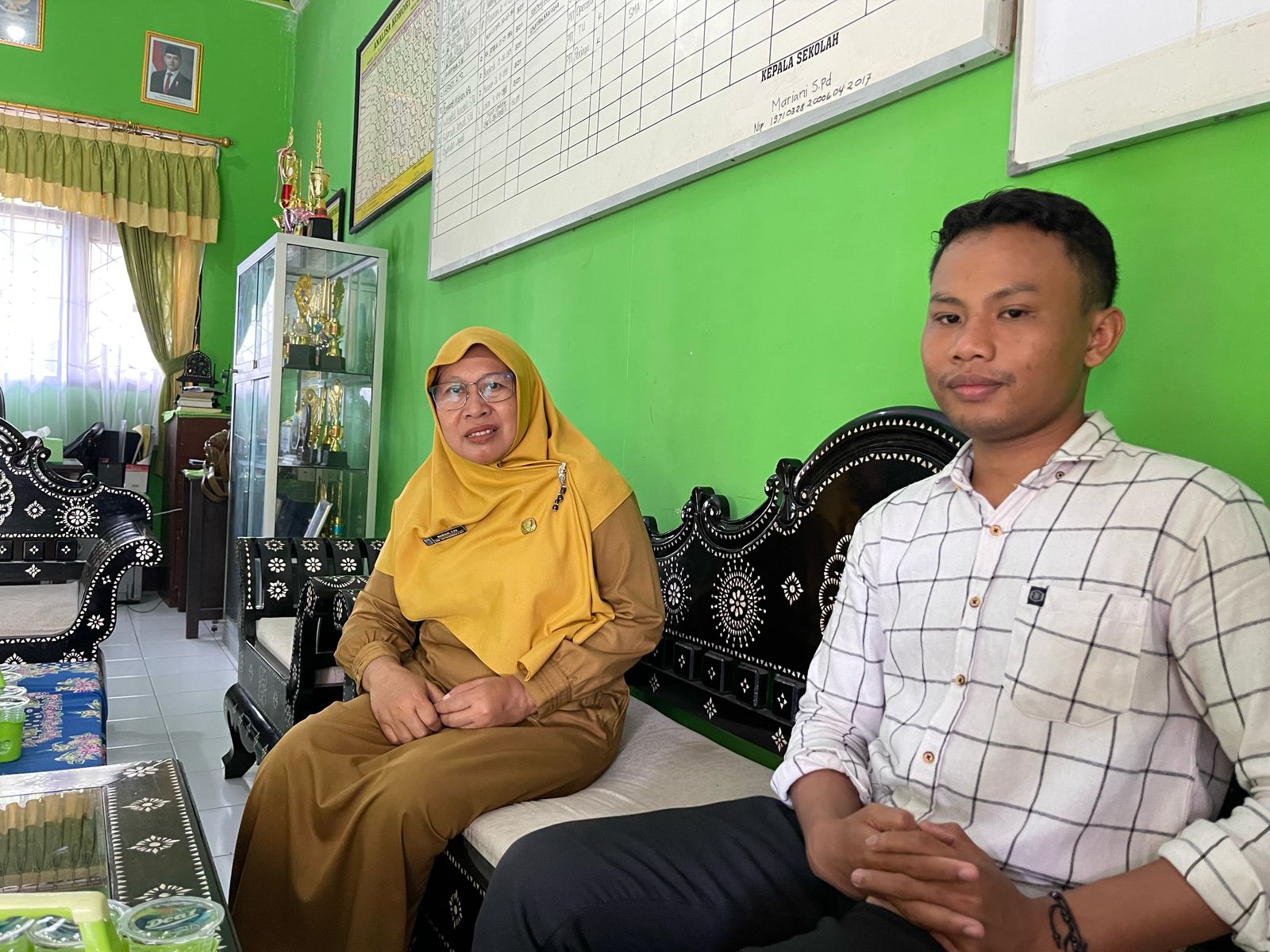 BERTUTUR: Kepala Sekolah SDN 52 Cakranegara Mariani dan Petugas TU Ipan mengenai insiden menu MBG tak kayak konsumsi, Selasa (16/4/2025).
