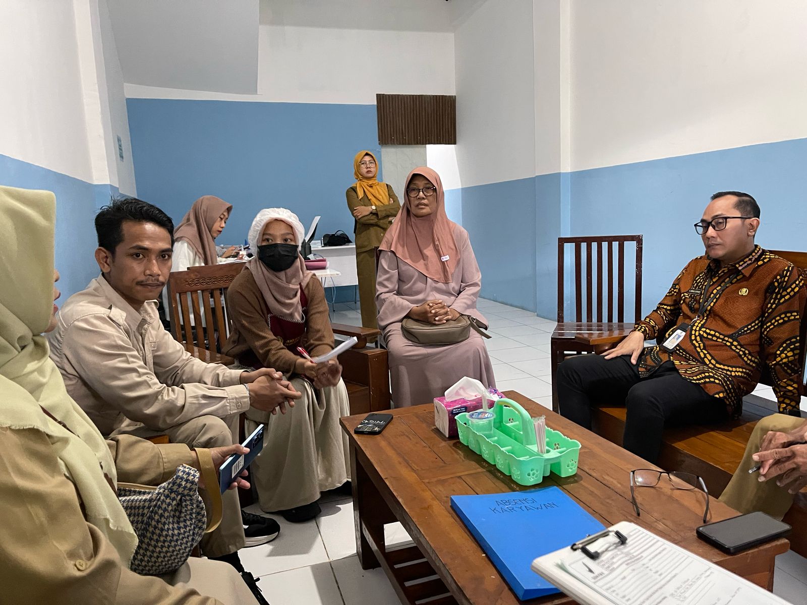 GALI KETERANGAN: Kepala Dinas Kesehatan dr Emirald Isfihan bersama jajaran dikes dan dari pihak BPOM Mataram saat mendatangi dapur MBG di Jalan Ahmad Yani, Selasa (15/4/2025).