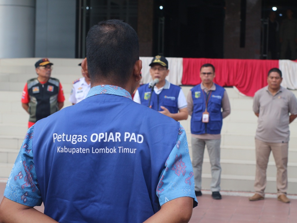 SIAP KERJA: Wakil Bupati Lombok Timur (Lotim) saat melepas Satgas Pengamanan Mineral Bukan Logam dan Batuan (MBLB), Jumat (11/4).