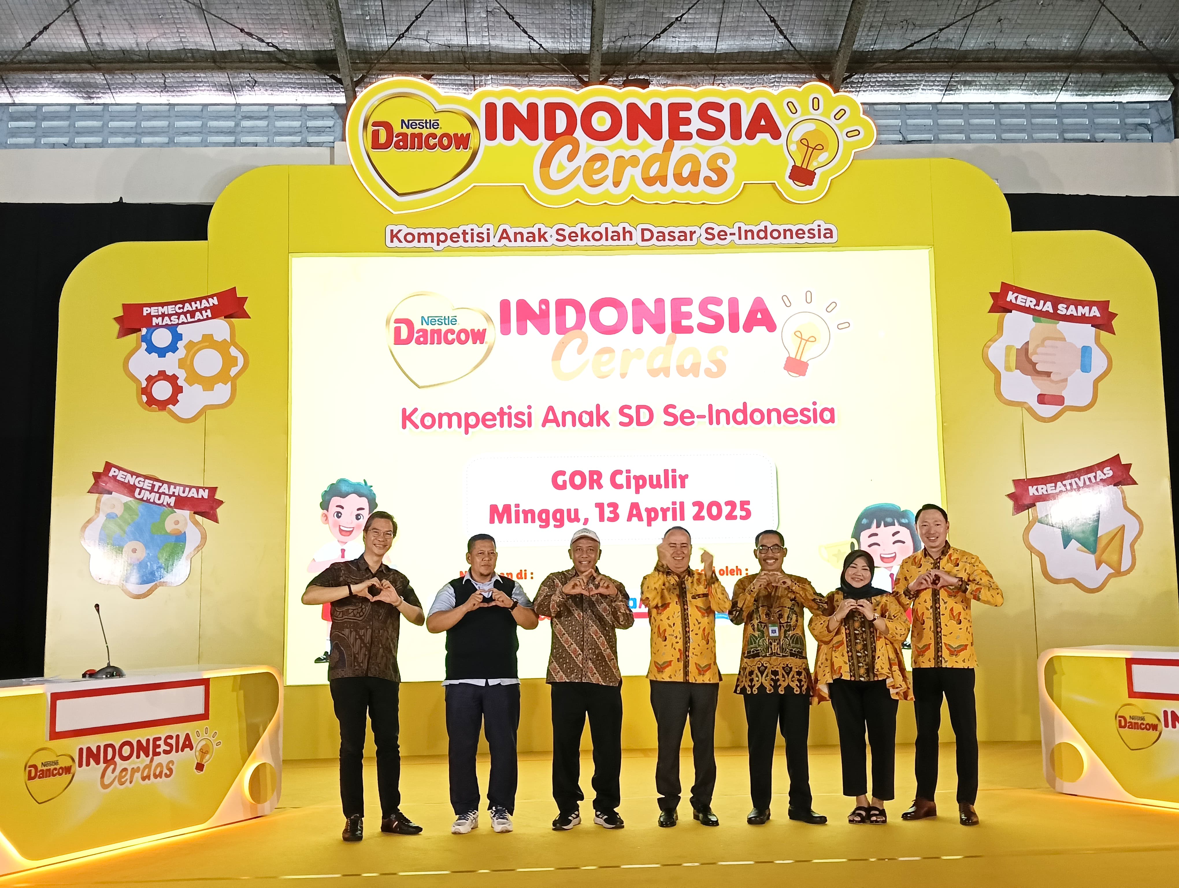 DANCOW Indonesia Cerdas merupakan ajang kompetisi dan acara hiburan edukatif pertama dan terbesar dari Nestl&eacute; DANCOW untuk anak-anak usia sekolah di Indonesia.