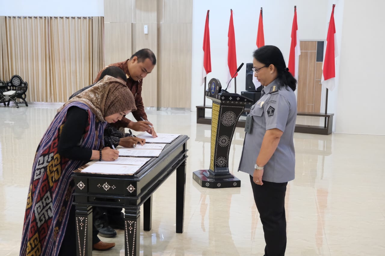 TEKEN PERJANJIAN: Pemberi Bantuan Hukum (PBH) yang terakreditasi di wilayah NTB pada, Senin (14/4) meneken perjanjian pelaksanaan bantuan hukum dan perjanjian kinerja disaksikan Kakanwil Kemenkum NTB