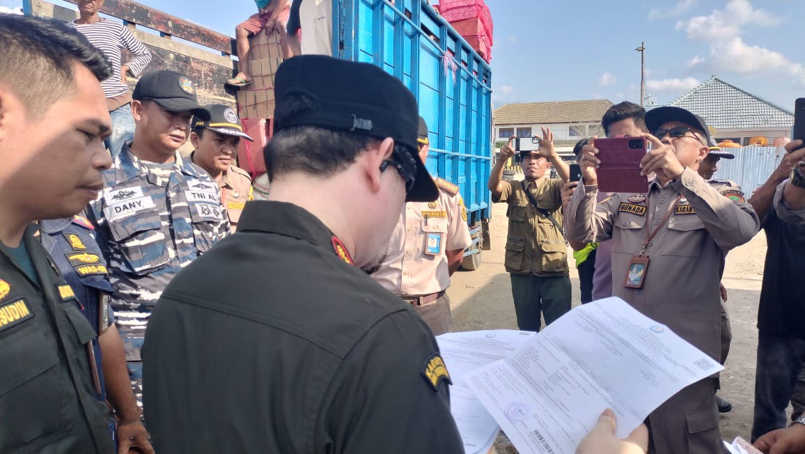 Kepala Karantina NTB Agus Mugiyanto saat melakukan pengecekan kelengkapan surat karantina di Pelabuhan Lembar, beberapa hari lalu.