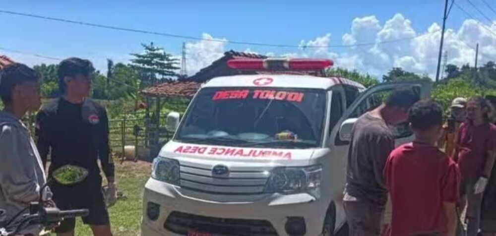 Anggota Satnarkoba Polres Dompu sedang memeriksa tersangka A yang kedapatan membawa sabu, beberapa hari lalu. (Dok Polres Dompu)