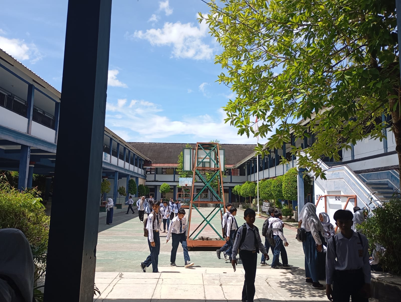 JAM PULANG: Siswa SMPN 15 Mataram keluar dari ruang kelas saat jam pulang, belum lama ini.