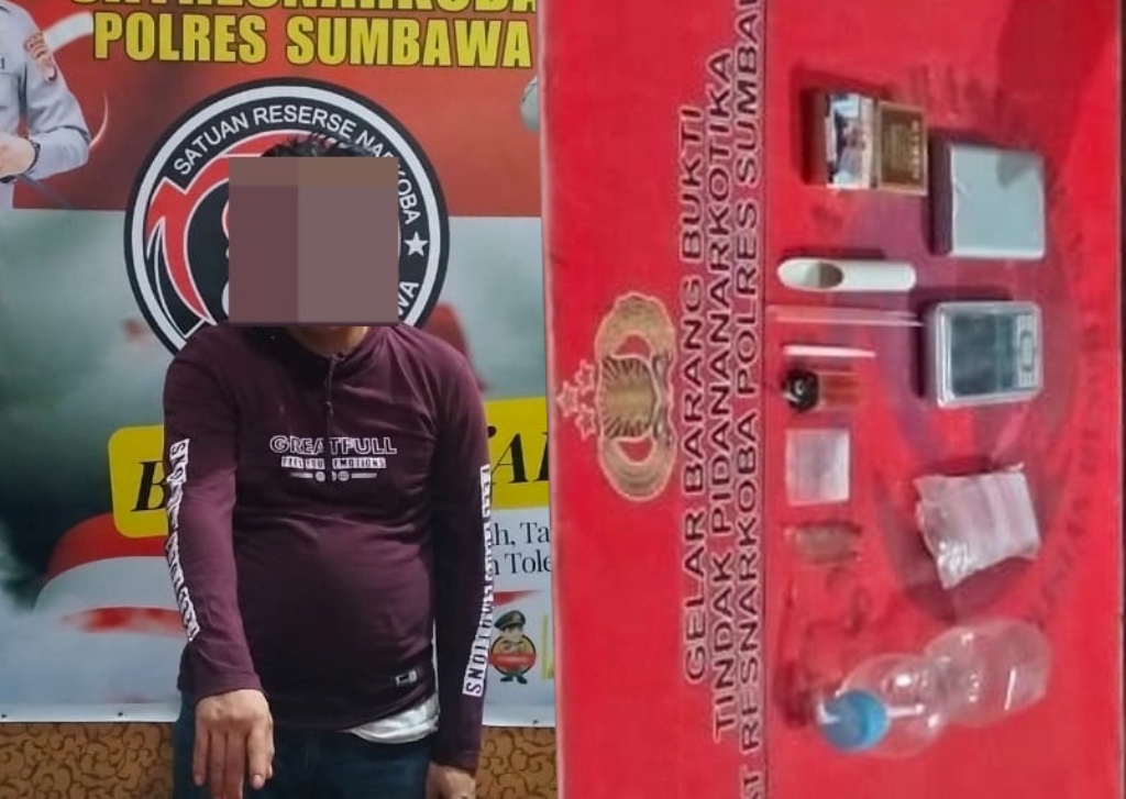 DITANGKAP: Pengedar sabu IDH ditangkap bersama barang bukti sabu, Senin (14/4).