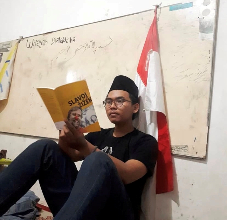HOBI: Abel saat duduk membaca buku koleksinya, beberapa tahun lalu.&nbsp;