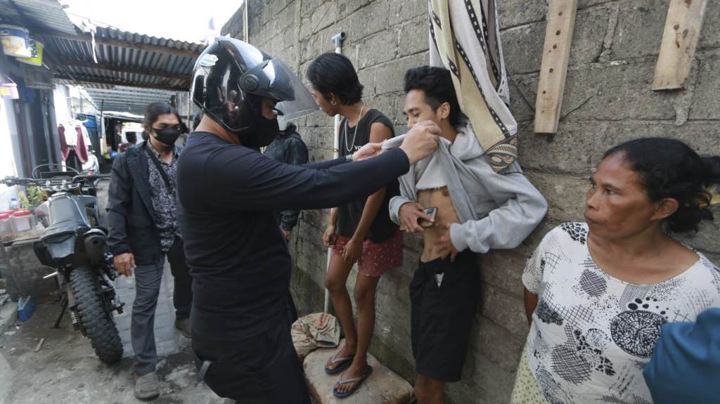 PENGGEREBEKAN: Sejumlah pengguna sabu diamankan BNN NTB usai digerebek di Lingkungan Karang Bagu, Cakranegara, Selasa (15/4).