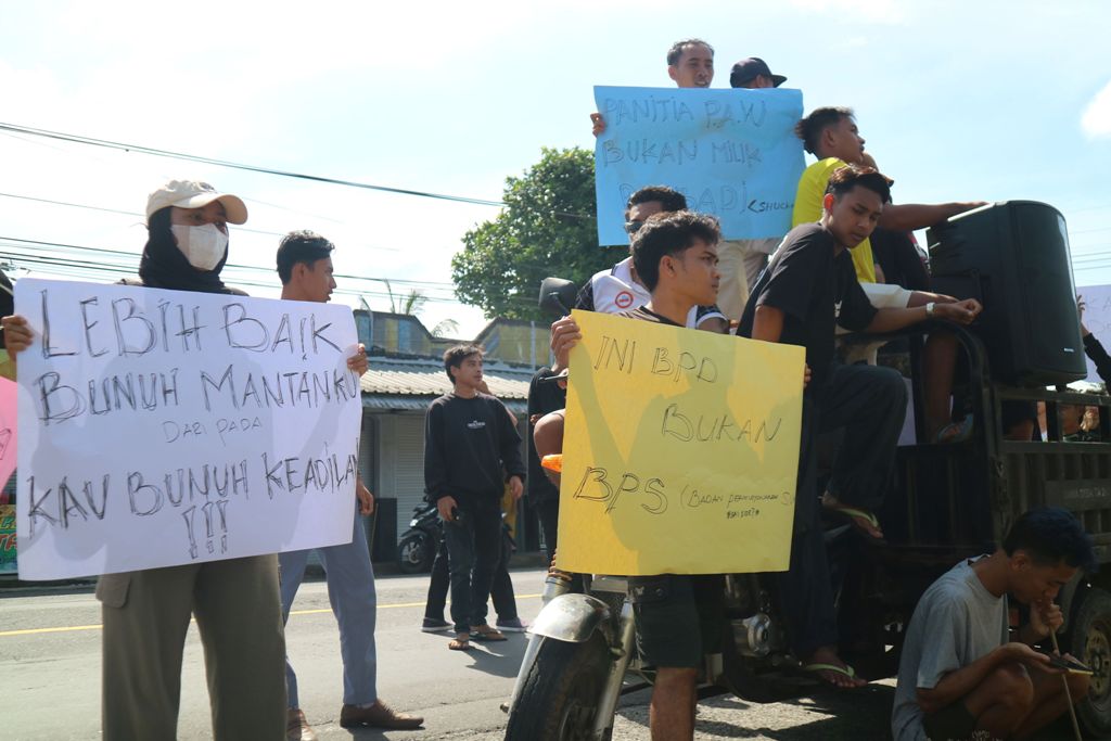 PILKADES: Puluhan pemuda Karang Taruna Aik Dareq unjuk rasa di depan Kantor Desa Aik Dareq, Kecamatan Batukliang, Lombok Tengah (Loteng), Selasa (15/4). Mereka menilai Panitia Pilkades PAW Desa buruk.