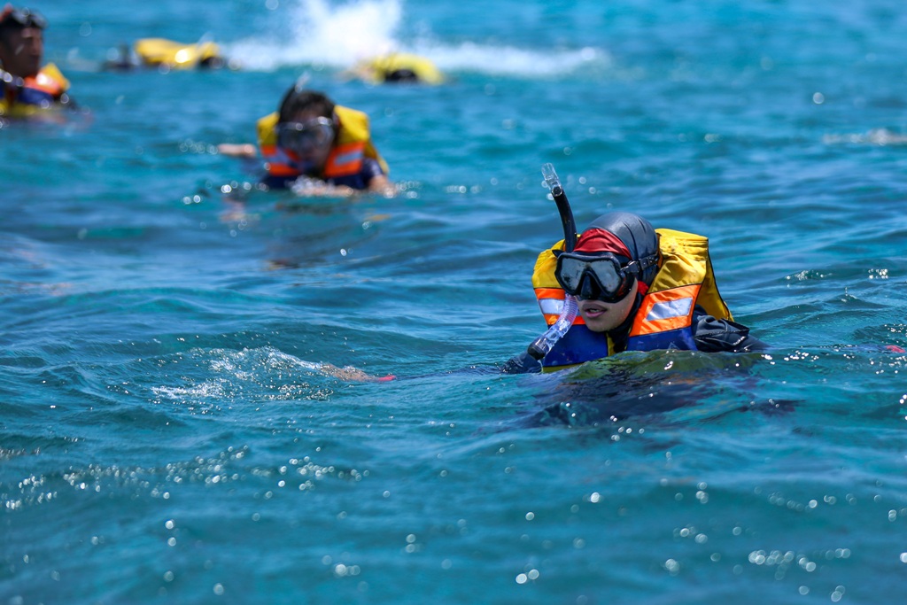 PAKET WISATA: Kegiatan menyelam kerap menjadi pilihan wisatawan asing maupun lokal, untuk menikmati keindahan alam bawah laut, saat berlibur di kawasan Tiga Gili, Lombok Utara.