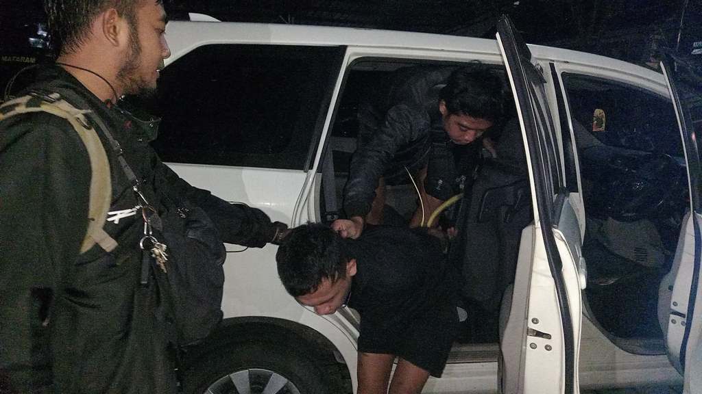 DITANGKAP LAGI: Pengedar narkoba berinisial IS tak berkutik setelah dibekuk anggota Satnarkoba Polresta Mataram di Tempit, Ampenan, Mataram, Senin malam (14/4).