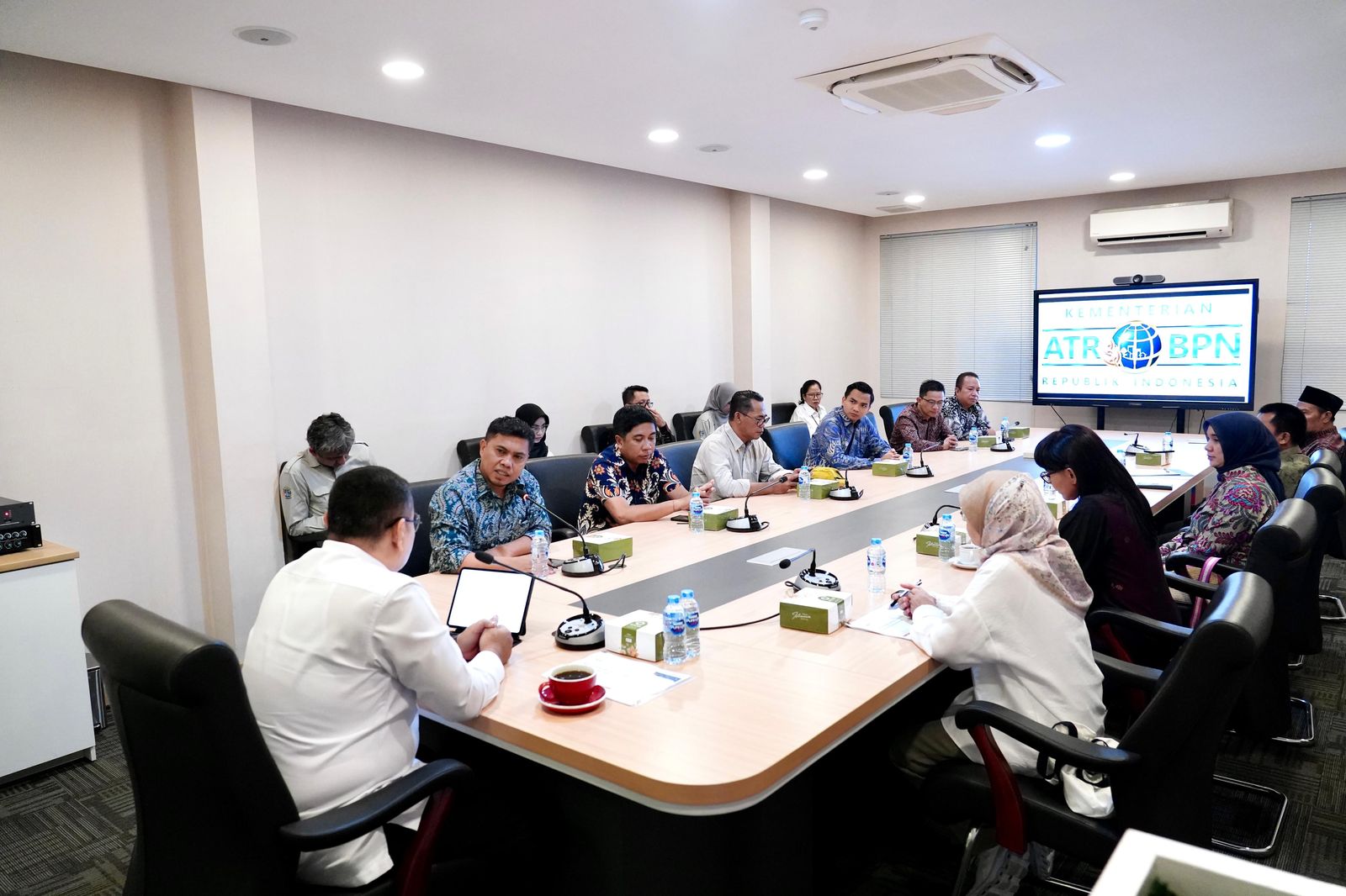 SERIUS: Ketua Pansus RTRW Kota Mataram Abd Rachman saat memimpin anggotanya konsultasi ke Wamen ATR/BPN Ossy Dermawan, Rabu (16/4/2025).