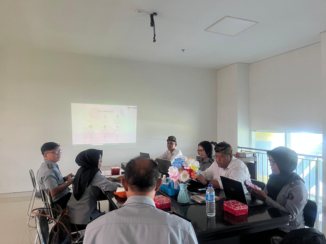 RAPAT: Tim Kanwil Kemenkum NTB yang dipimpin oleh I Gusti Putu Milawati mengevaluasi ketiga Desa di Lombok Tengah yang terdiri dari Desa Selebung, Desa Montong Sapah, dan Desa Lantan.