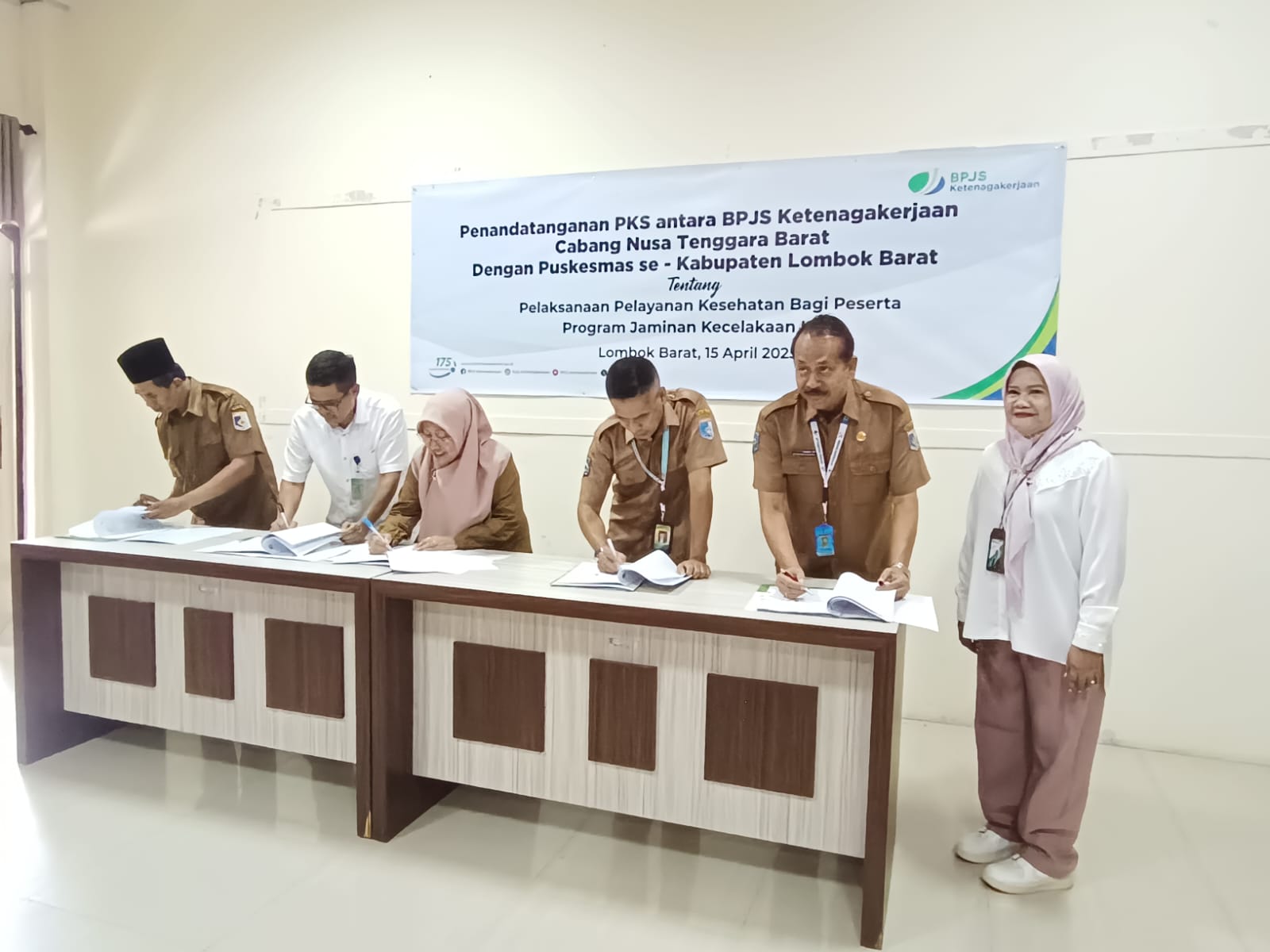 BPJamsostek NTB melakukan penandatanganan pembaruan MoU dengan Dinas Kesehatan Lobar untuk pelayanan di Puskesmas se-Lobar.