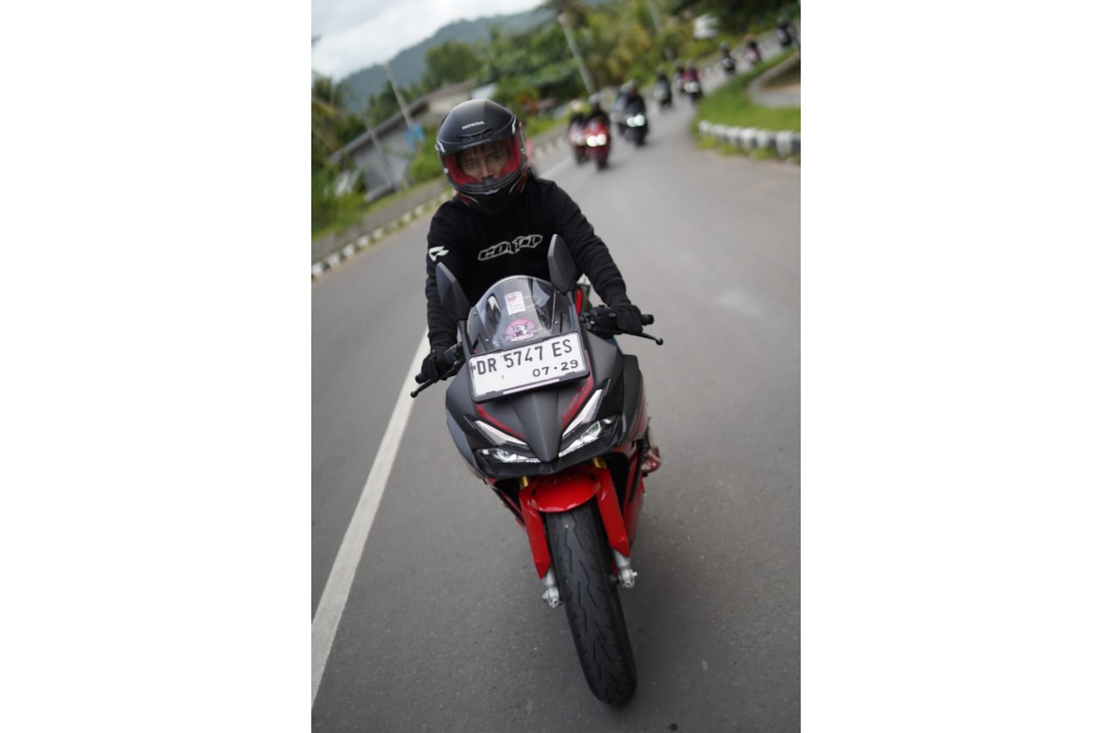 Ilustrasi berkendara dengan sepeda motor