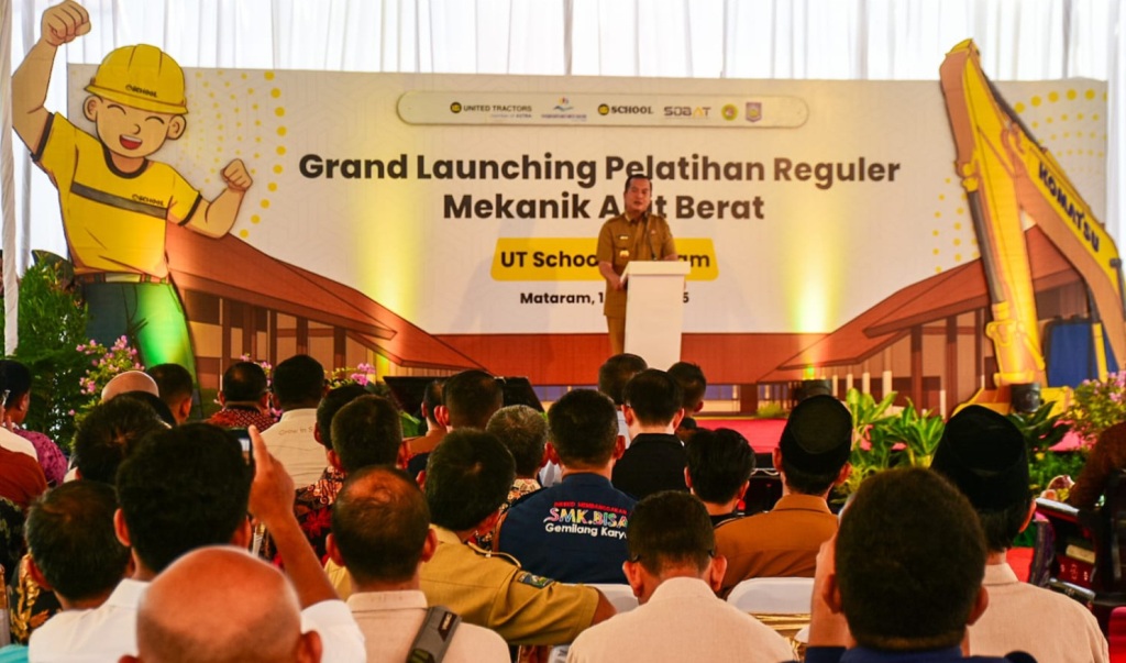 PEDULI PENDIDIKAN: Gubernur NTB Lalu Muhamad Iqbal menyampaikan sambutan dalam launching pelatihan mekanik alat berat di SMKN 6 Mataram, Selasa (15/4).&nbsp;