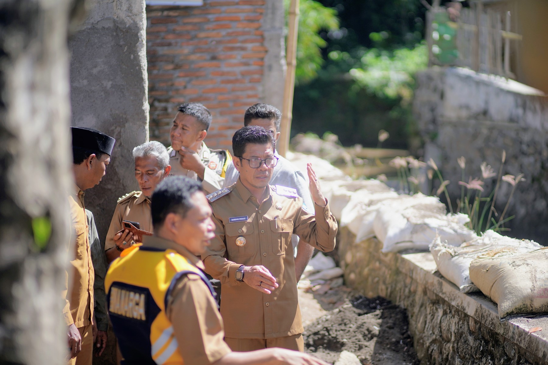 TURUN CEK LANGSUNG: Bupati Dompu Bambang Firdaus meninjau kondisi sungai di Desa Bara, Selasa (15/4).