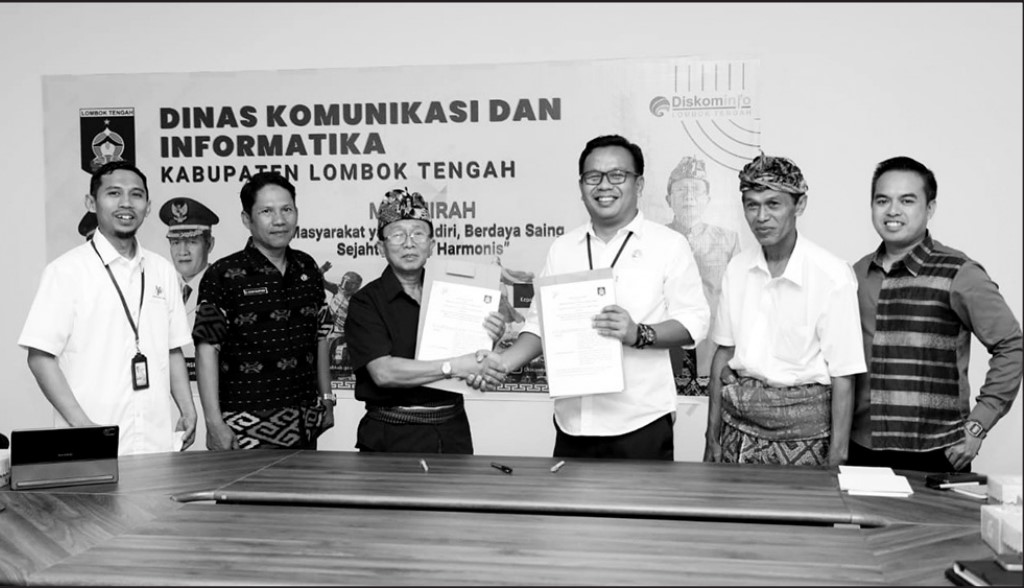 DORONG SATU DATA: Kepala Dinas Komunikasi dan Informatika Loteng H Muhamad (kiri) jalin kerja sama bersama BPS Loteng dorong satu data daerah di ruang rapat dinas setempat, Loteng, Selasa (15/4).