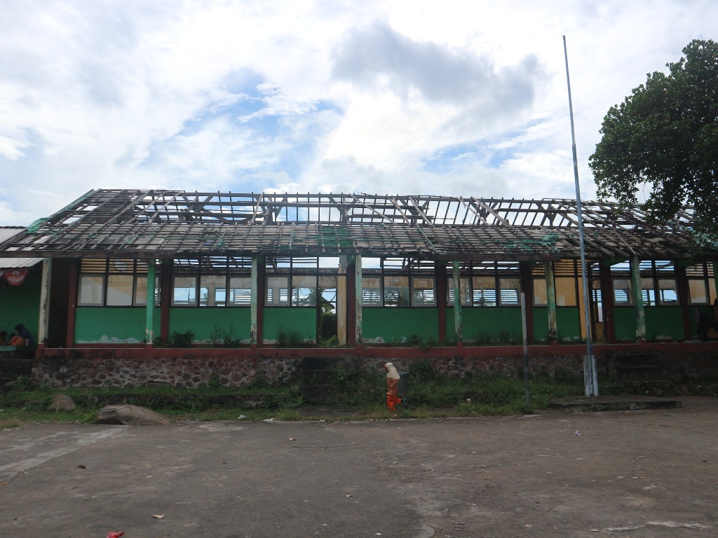 RUSAK: Kondisi SDN 6 Batuyang yang rusak berat, kini menjadi prioritas untuk dibangun tahun 2025 ini. Senin (15/4).