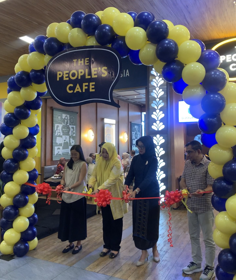 Launching gerai The People&rsquo;s Cafe di LEM oleh Inelya Zeafira (kiri), Wagub NTB Indah Damayanti Putri, Ketua Dekranasda NTB Shinta Agatia Iqbal, dan GM LEM Salim Abdad.