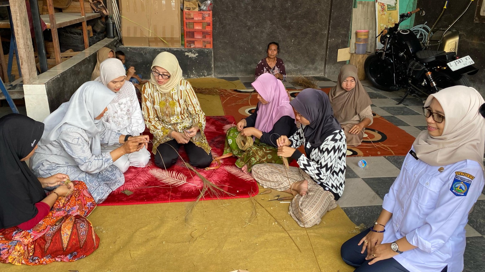 Ketua Dekranasda NTB Sinta Agathia didampingi Kadisdag NTB Baiq Nelly Yuniarti dialog dengan perajin di sentra kerajinan ketak UD Mawar Artshop.