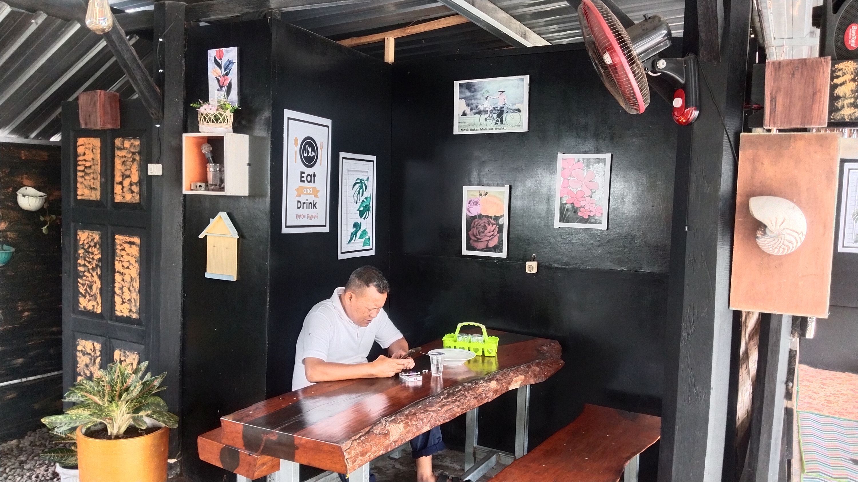 Sejumlah pengunjung meramaikan warung nasi balap ala mini kafe milik Hamdan di Desa Aik Darek, Kecamatan Batukliang, Loteng, Selasa (15/4).