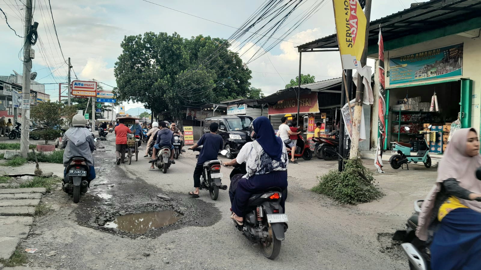 SEGERA DIPERBAIKI: Jalan Terong Tawah yang rusak parah dikeluhkan masyarakat selama bertahun-tahun akhirnya tahun ini akan diperbaiki.