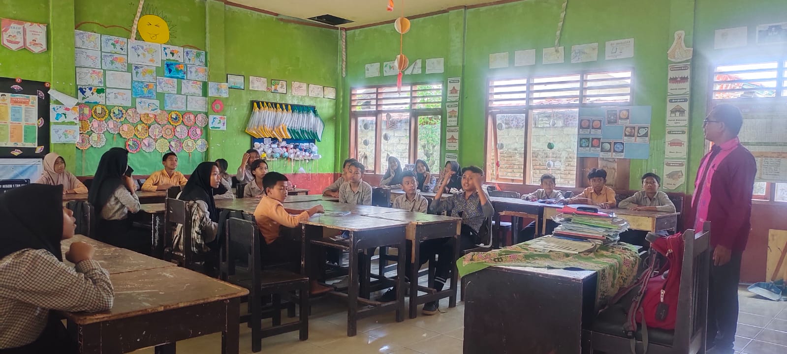 PERHATIAN SERIUS: Siswa di salah satu SD di Lombok Utara mengikuti kegiatan belajar mengajar. Pemerintah mencatat, anak tidak sekolah maupun putus sekolah masih cukup tinggi di KLU.