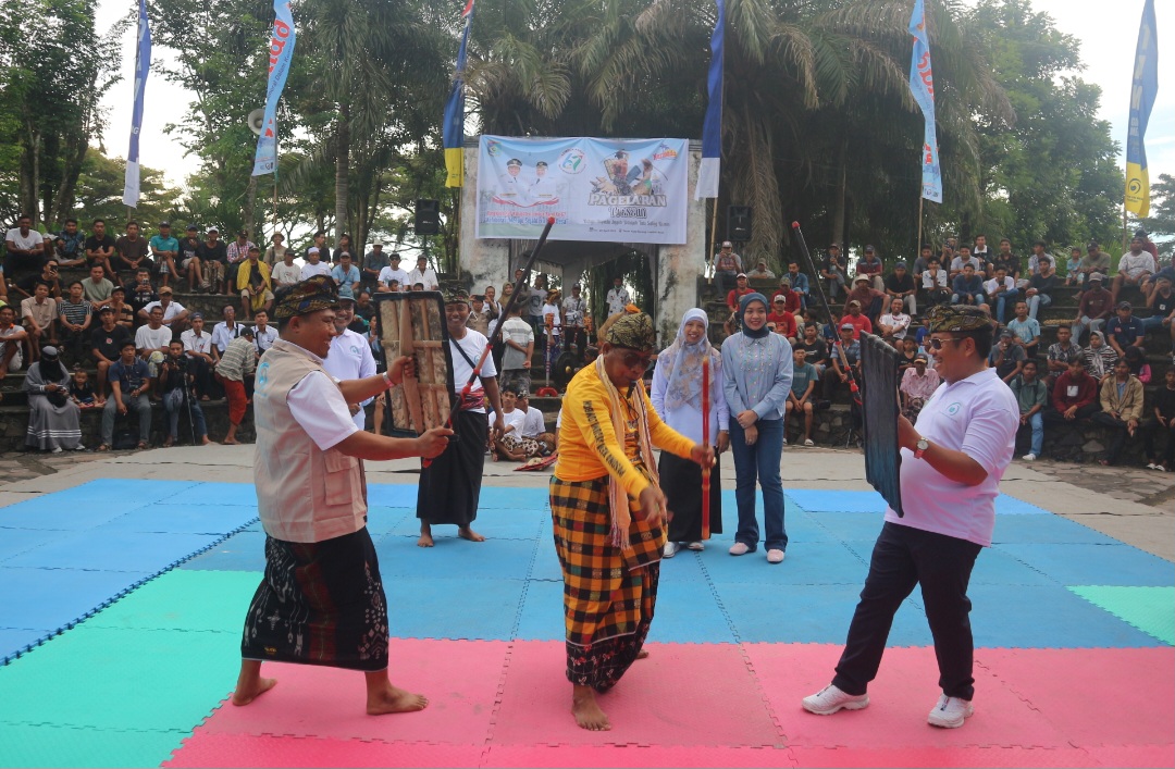 BERGAIRAH KEMBALI: Bupati Lobar Lalu Ahmad Zaini bersama Wabup Nurul Adha saat membuka acara gelaran presean di Taman Kota Gerung, Rabu (16/4).