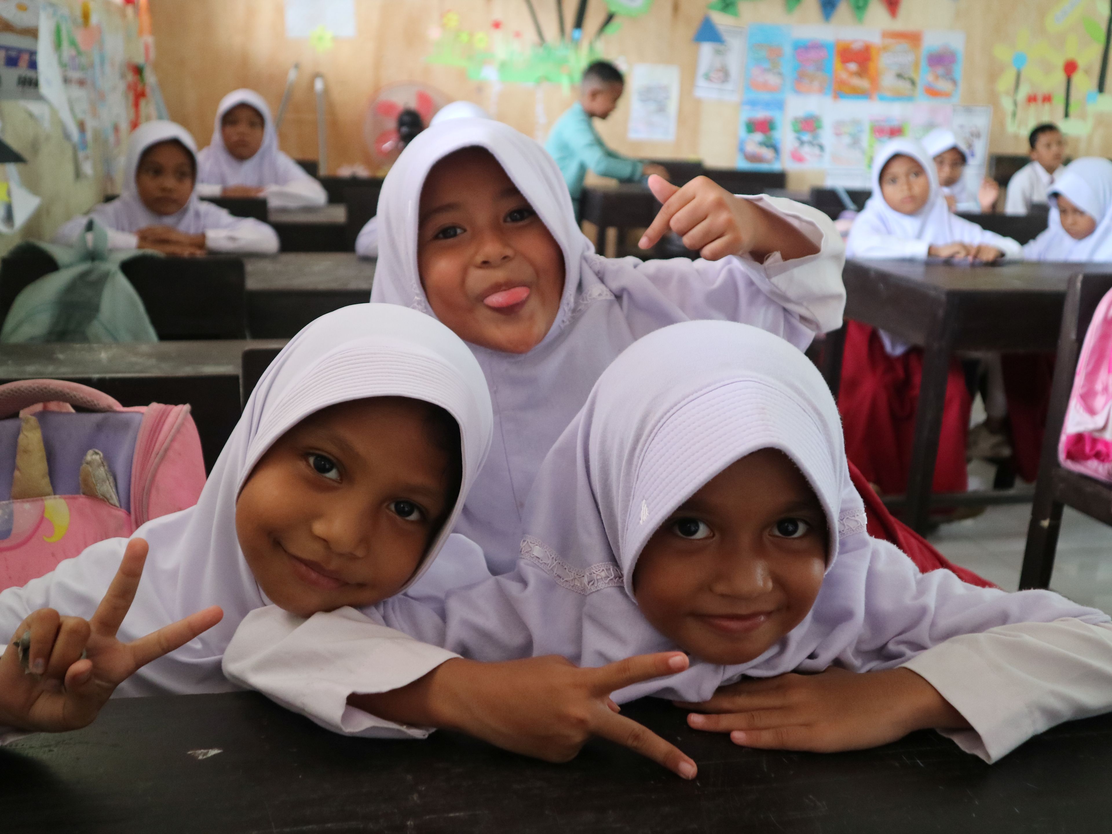 Tampak sejumlah siswa berekspresi gembira di ruang kelas, Praya, beberapa waktu lalu.