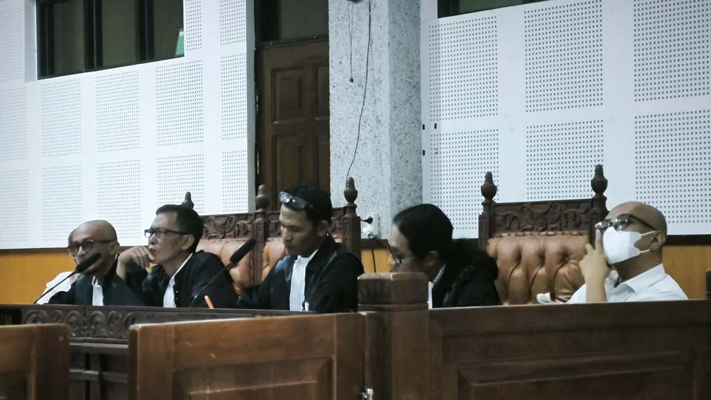 DENGARKAN KETERANGAN SAKSI: Sejumlah penasihat hukum terdakwa perkara korupsi gedung TES Tsunami Lombok Utara mendengarkan keterangan saksi ahli konstruksi dari ITB Dewi Lestari di PN Tipikor Mataram.