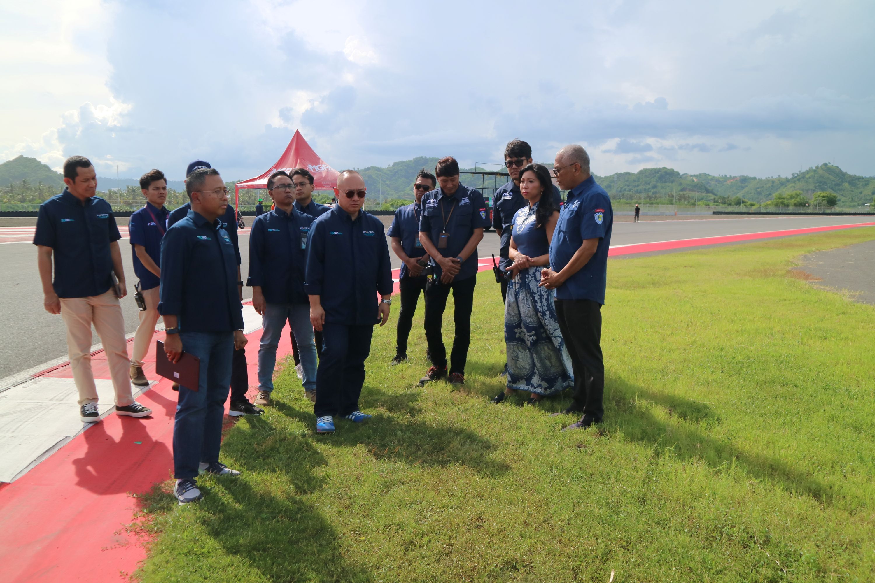Direktur Utama InJourney Maya Watono meninjau langskung kesiapan Sirkuit Internasional Mandalika menjelang ajang balap mobil GT World Challenge Asia 2025 yang digelar pada tanggal 9-11 Mei nanti.