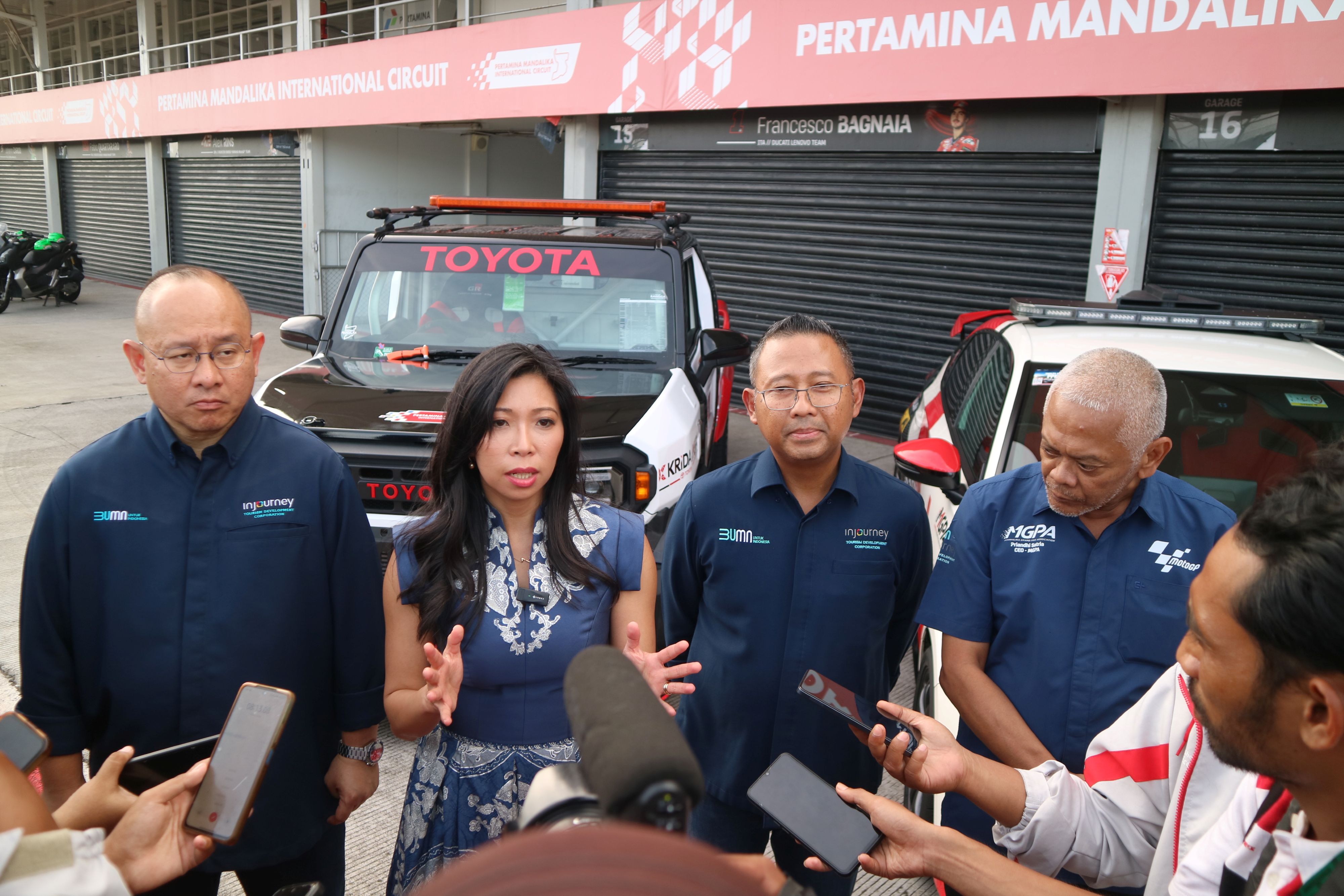 Direktur Utama InJourney Maya Watono (dua kiri) menyampaikan persiapan Pocari Sweat Run 2025 yang akan hadir di Lombok.