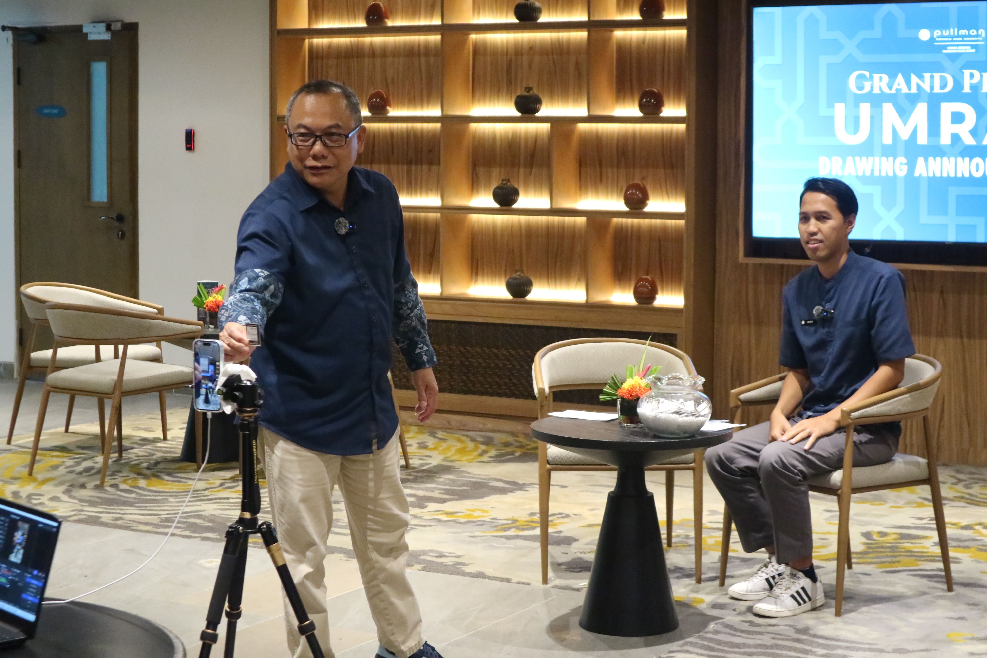 General Manager Pullman Lombok Budi Wahjono menunjukkan nomor kupon pemenang undian Ibadah Umroh