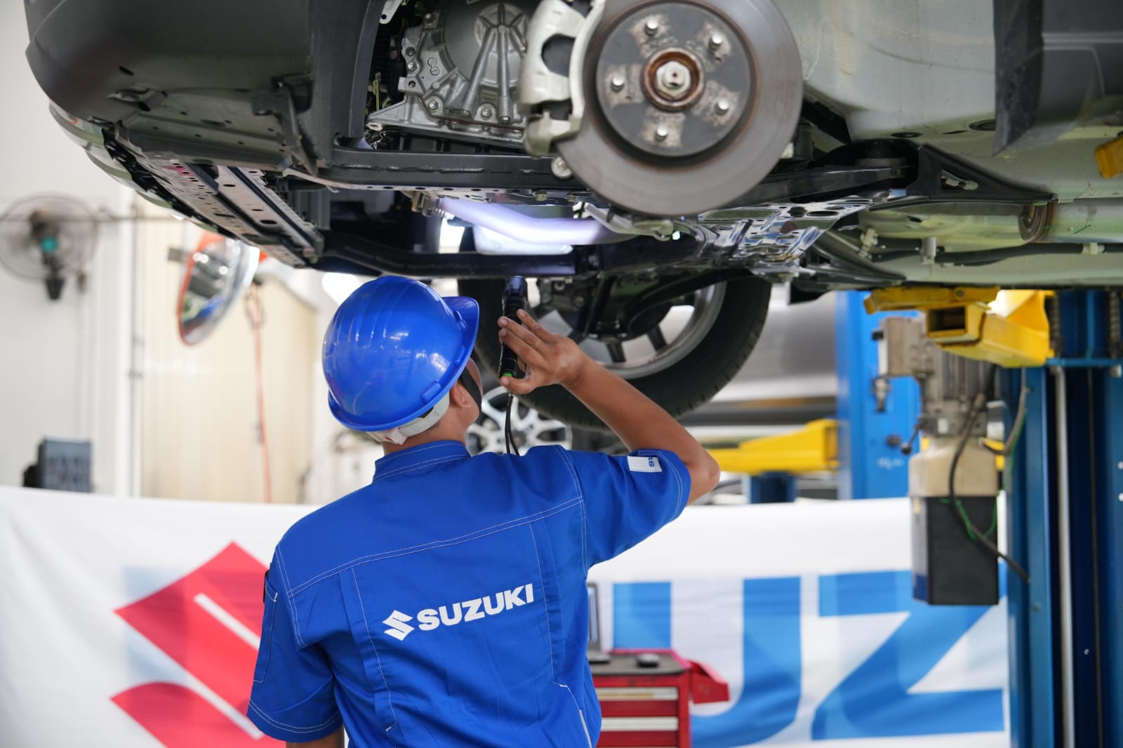 LAYANAN SERVIS: Teknisi di salah satu Bengkel Resmi Suzuki tengah bekerja.