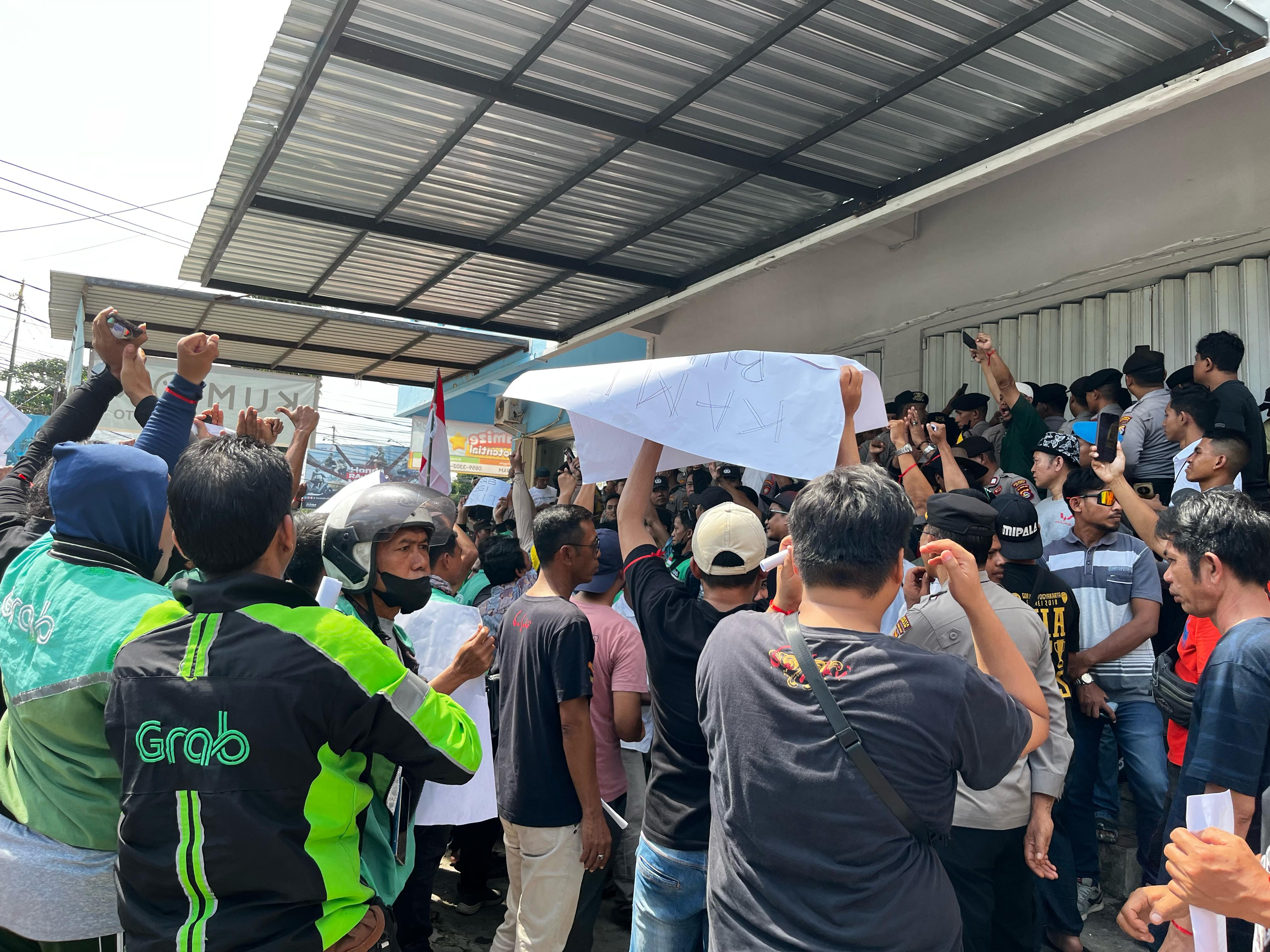 AKSI DAMAI: Ratusan pengemudi Grabcar dan Grabbike yang melakukan aksi damai di depan kantor Grab di depan eks Bandara Selaparang, Mataram, Kamis (17/4)