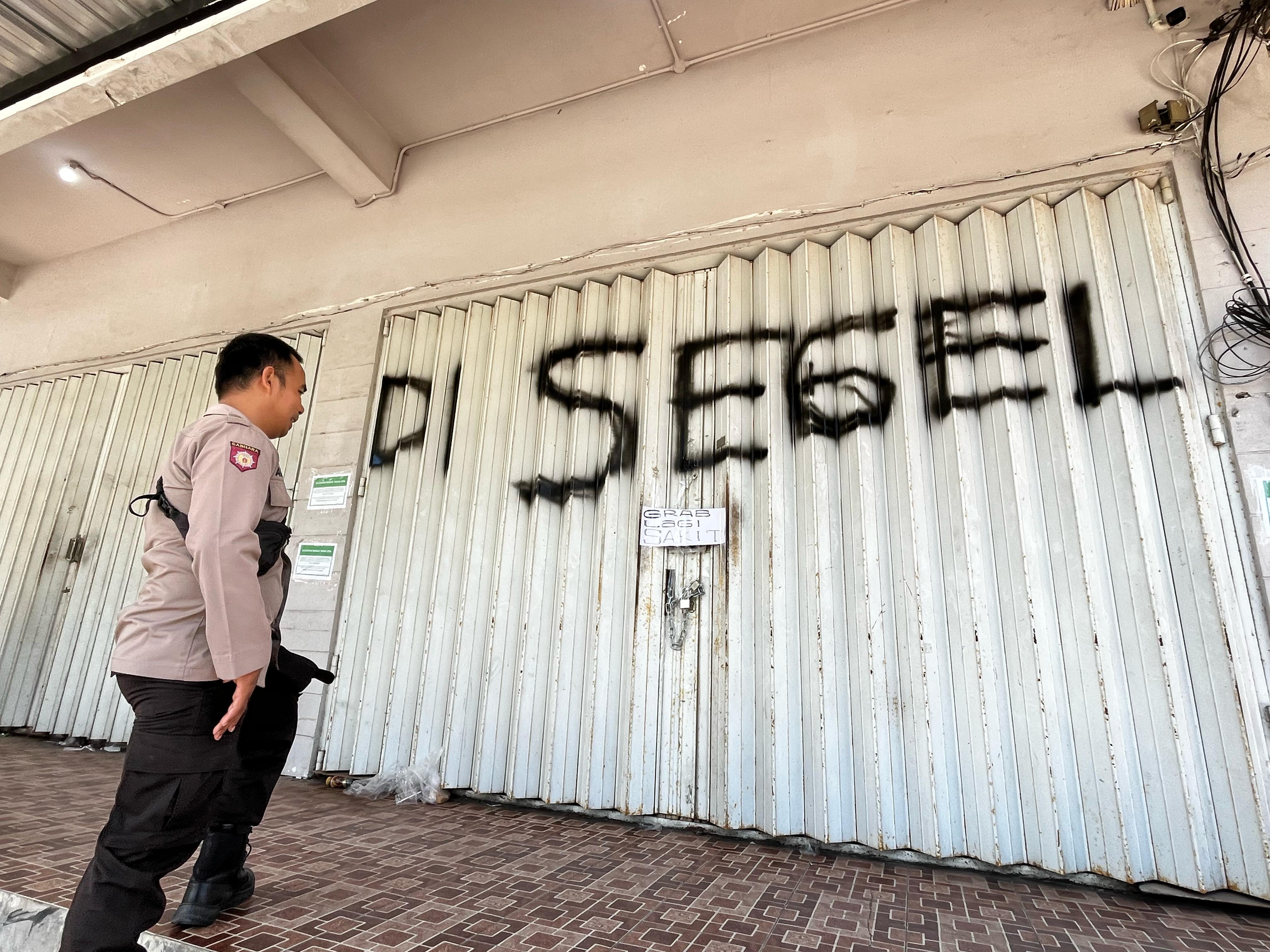 DISEGEL: Kantor Grab di depan eks Bandara Selaparang yang disegel massa aksi damai, Kamis (17/4)