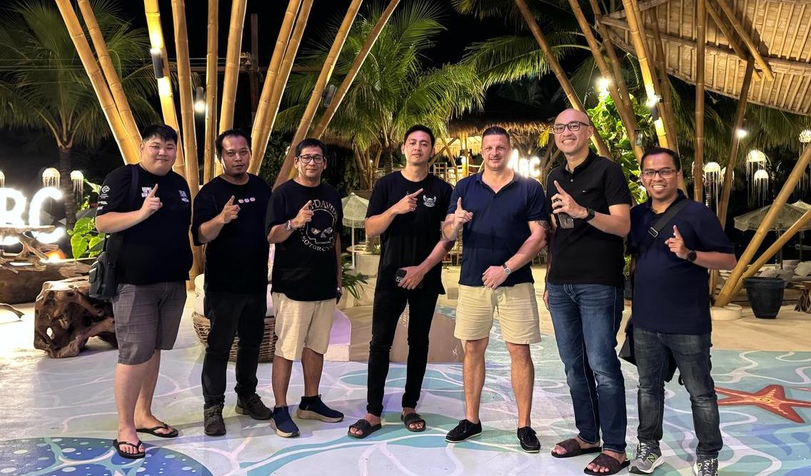 PERSIAPAN: Henrikky Manulang, Ketua Bidang VIII (Pariwisata, Ekonomi Kreatif dan Infokom) BPD HIPMI NTB meeting bersama GM MBC Mandalika Beach Club Alessandro Molini dan EO