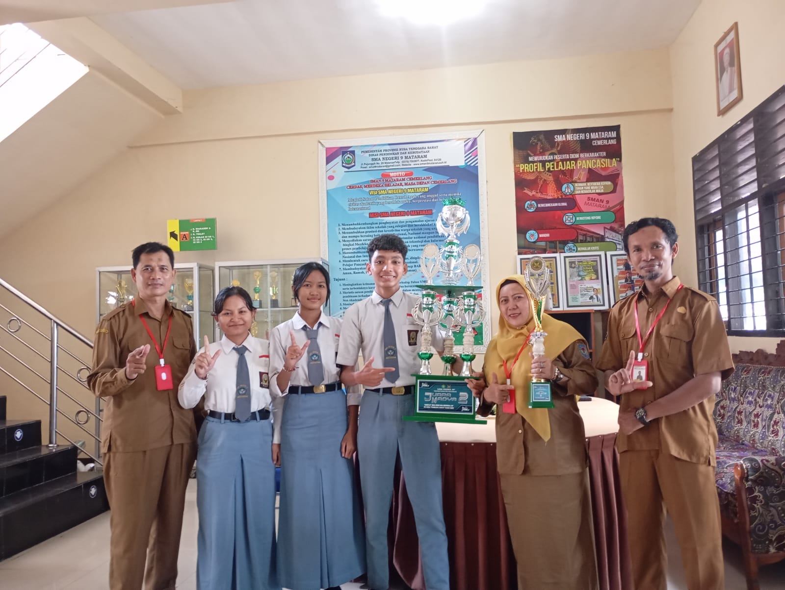 MEMBANGGAKAN: Kepala SMAN 9 Mataram Nengah Istiqomah (dua dari kanan) bersama guru dan siswa yang juara lomba Paskibra di sekolah setempat, Senin (14/4) lalu.
