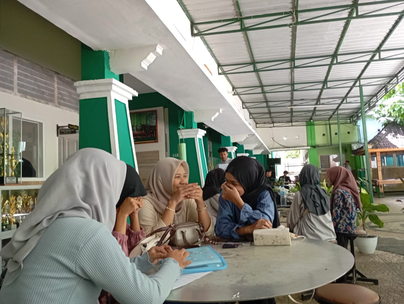 PERSIAPAN: Sejumlah siswa kelas XII MAN 1 Mataram diskusi terkait acara perpisahan di madrasah setempat, Selasa (15/4).
